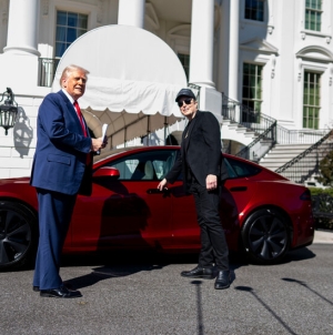 Trump Poses With a Tesla, a Move Aimed Solely at Helping Musk